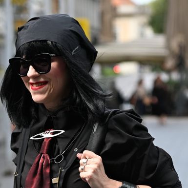 Mirela Holy u sandalama Boulder Bondage brenda United Nude - 2