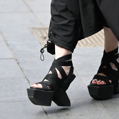 Mirela Holy u sandalama Boulder Bondage brenda United Nude - 3