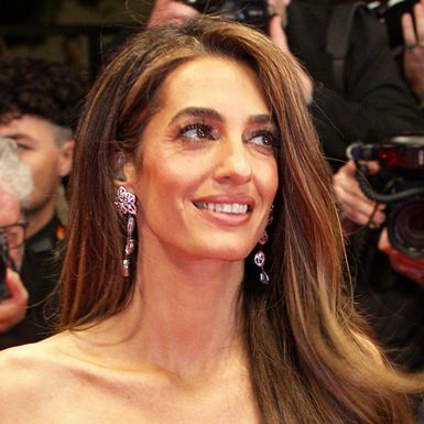 Amal Clooney ovo ljeto nosi haljine žute boje - 1