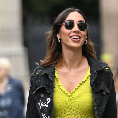 Street style u žutoj haljini