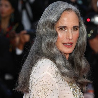 Andie MacDowell izgleda predivno sa sijedom kosom