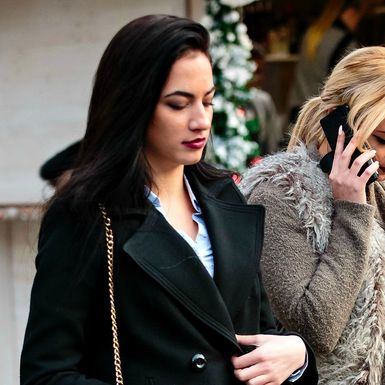 Lijepa crnka s torbom iz Stradivariusa