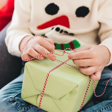 Dječak s božićnim poklonom