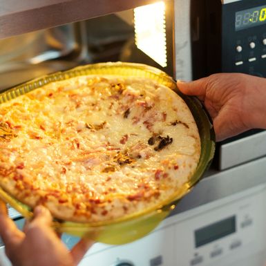 Podgrijavanje pizze u mikrovalnoj pećnici