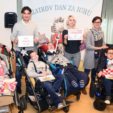 Malim pacijentima na Klinici za pedijatriju KBC-a Zagreb Zlatko Dalić čitao je slikovnicu \'Zlatkov dan za igru\' - 9