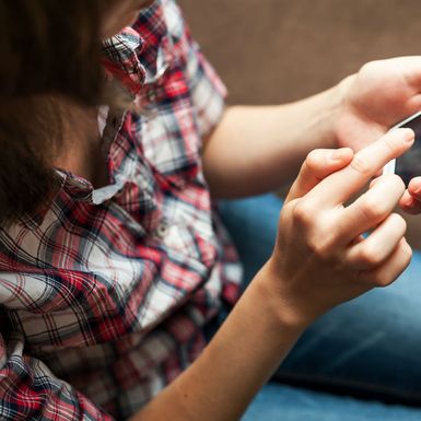 Žena pretražuje na internetu