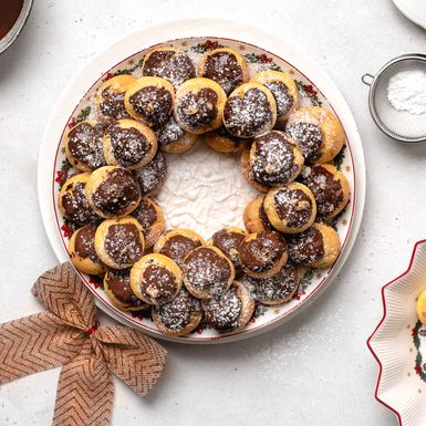 Predivan vjenčić od profiterola punjenih kremom od vanilije koji je šteta pojesti - 9