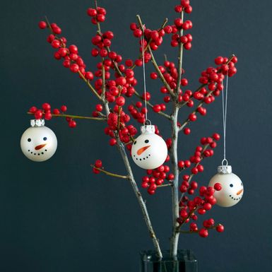 Grančice u vazi ukrašene kuglicama