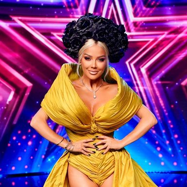 Maja Šuput u žutoj haljini i zebrastim čizmama