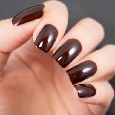 Tamnosmeđe manikure stvorene su za hladniji dio godine