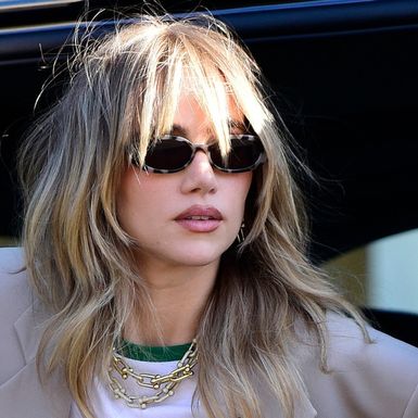 Suki Waterhouse nosi slojevite šiške