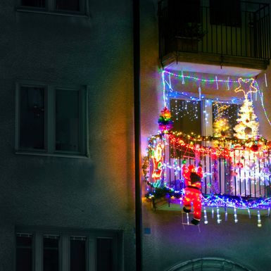 Balkon ukrašen lampicama