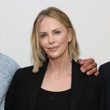 Charlize Theron u suknji i oksfordicama - 4