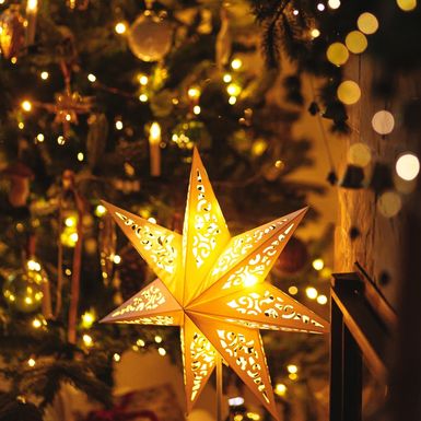 Ljubiteljima lampice možete pokloniti i efektnu lanternu ili stolnu lampu