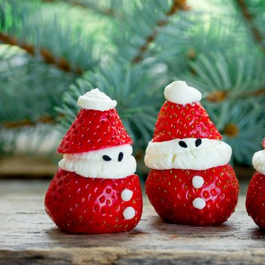 Jestive Djedove Božićnjake možete napraviti od svježih jagoda i šlaga