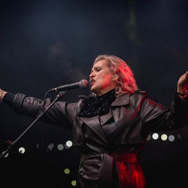 Vanna u kožnatom kaputu na koncertu u Županji