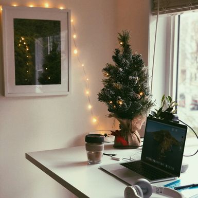 Božićnim lampicama možete ukrasiti i sliku na zidu