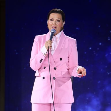 Odijelo koje je izabrala bilo je sačinjeno od sakoa klasičnog dužeg kroja koji ima dvostruko kopčanje