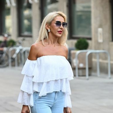 Trapezice i gole sandale sjajan su duet za vizualno produživanje nogu i cijele figure