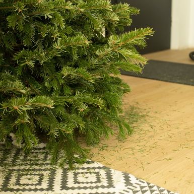 Najbolji način za uklanjanje iglica božićnog drvca s poda