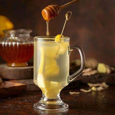 Vrući koktel s džinom, limunom, đumbirom i medom