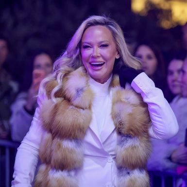 Maja Šuput u crvenim čizmama na koncertu u Zadru