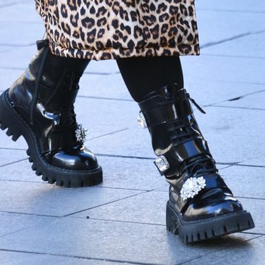 Olja Vori u kaputu s leopard uzorkom i gležnjačama s kristalima - 5