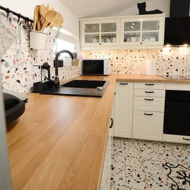 Iva Stipčević Pantalon iz Zadra u svom stanu uredila je bež kuhinju s terrazzo pločicama i crnim sudoperom - 2