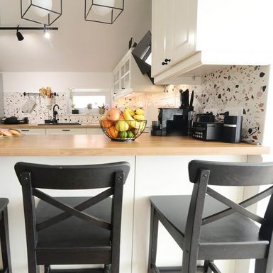 Iva Stipčević Pantalon iz Zadra u svom stanu uredila je bež kuhinju s terrazzo pločicama i crnim sudoperom - 5