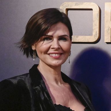 Anica Kovač u baršunastom odijeli i čipkastim štiklama Gianvito Rossi - 2