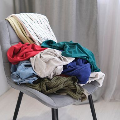 Stolica zatrpana odjećom