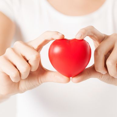 Žena drži srce