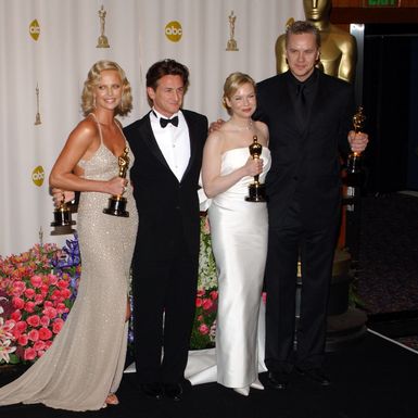 Charlize Theron u Guccijevoj haljini na dodjeli Oscara 2004. godine - 3