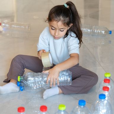 Dijete se igra s plastičnim bocama