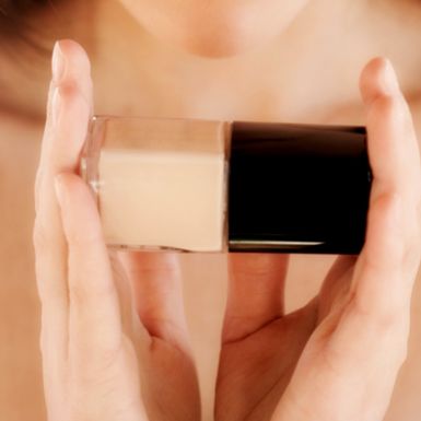 Žena drži bočicu tekućeg pudera