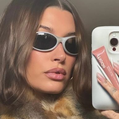 Brend Rhode, koji je osnovala Hailey Bieber, izbacio je maskicu za mobitel koja služi i kao držač balzama za usne - 4