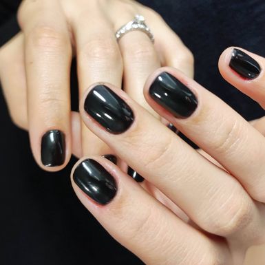 Crna manikura