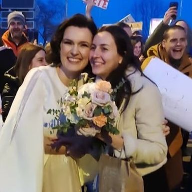 Mladenka iz Novog Sada sa studenticom koja je ulovila njezin buket