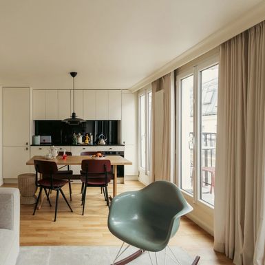 Dnevni boravak s trima balkonskim vratima prava je oaza opuštanja, a spojen je s kuhinjom i blagovaonom