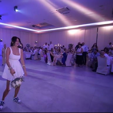 Mladenka Klara baca buket