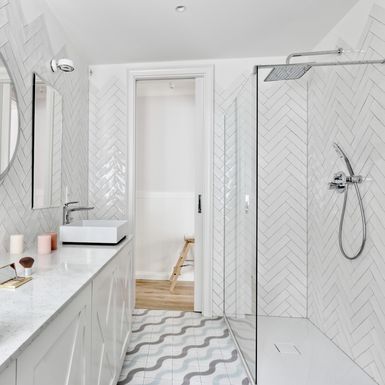 Pločice s uzorkom riblje kosti u kupaonici - 12