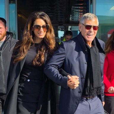 Amal Clooney u Milanu u Versace kombinaciji 2026. - 2