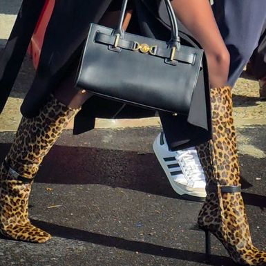 Amal Clooney u Milanu u Versace kombinaciji 2026. - 3