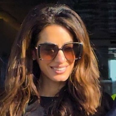 Amal Clooney u Milanu u Versace kombinaciji 2026. - 4