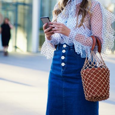 Žena u traper-suknji