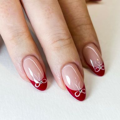 Manikure s crvenim detaljima