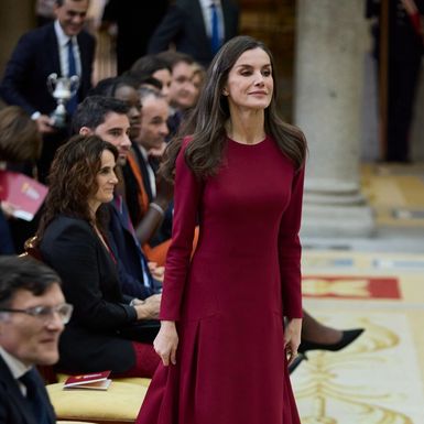 Kraljica Letizia u crvenoj haljini i crnim salonkama