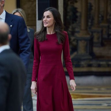Kraljica Letizia u crvenoj haljini i crnim salonkama