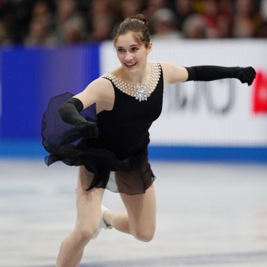 Isabeau Levito kao Audrey Hepburn na ledu