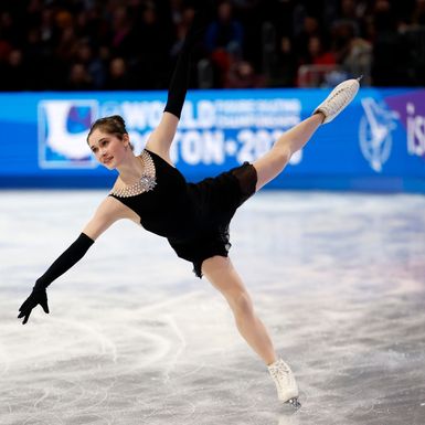 Isabeau Levito kao Audrey Hepburn na ledu